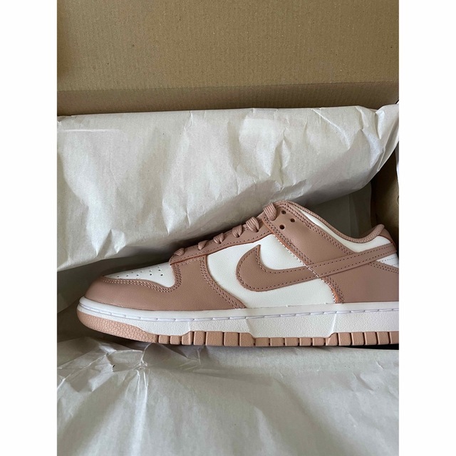 NIKE(ナイキ)のNIKE ナイキ WMNS DUNK LOW ROSE WHISPER 24.5 レディースの靴/シューズ(スニーカー)の商品写真