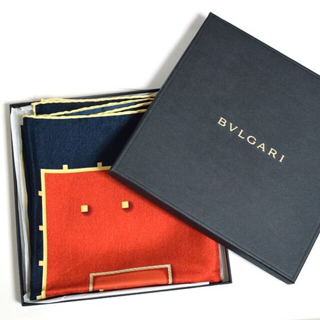 BVLGARI(ブルガリ)のブルガリBVLGARI■箱つき　ロゴ入り大判シルクスカーフ　ネイビー×レッド レディースのファッション小物(バンダナ/スカーフ)の商品写真