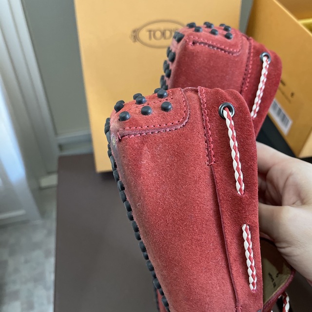 TOD'S(トッズ)の最終出品値下げ　本物中古　TOD'S モカシン　スウェード　赤　サイズ6 レディースの靴/シューズ(スリッポン/モカシン)の商品写真