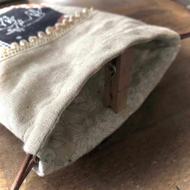 ハンドメイド。ミナペルホネンmori no hoshi の巾着。ブローチ付き