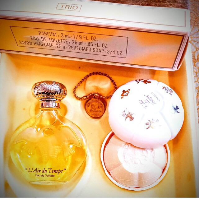 NINA RICCI - フランス パリ ニナリッチの香水とソープのセットです