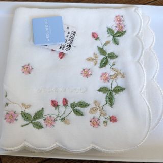 ウェッジウッド(WEDGWOOD)の新品　WEDGWOOD　タオルハンカチ　ホワイト　刺繍　いちご(ハンカチ)