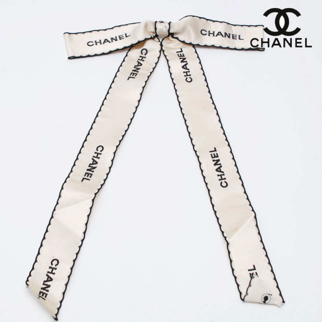 CHANEL(シャネル)のシャネル CHANEL ロゴ リボン ブローチ サテン レディースのアクセサリー(ブローチ/コサージュ)の商品写真