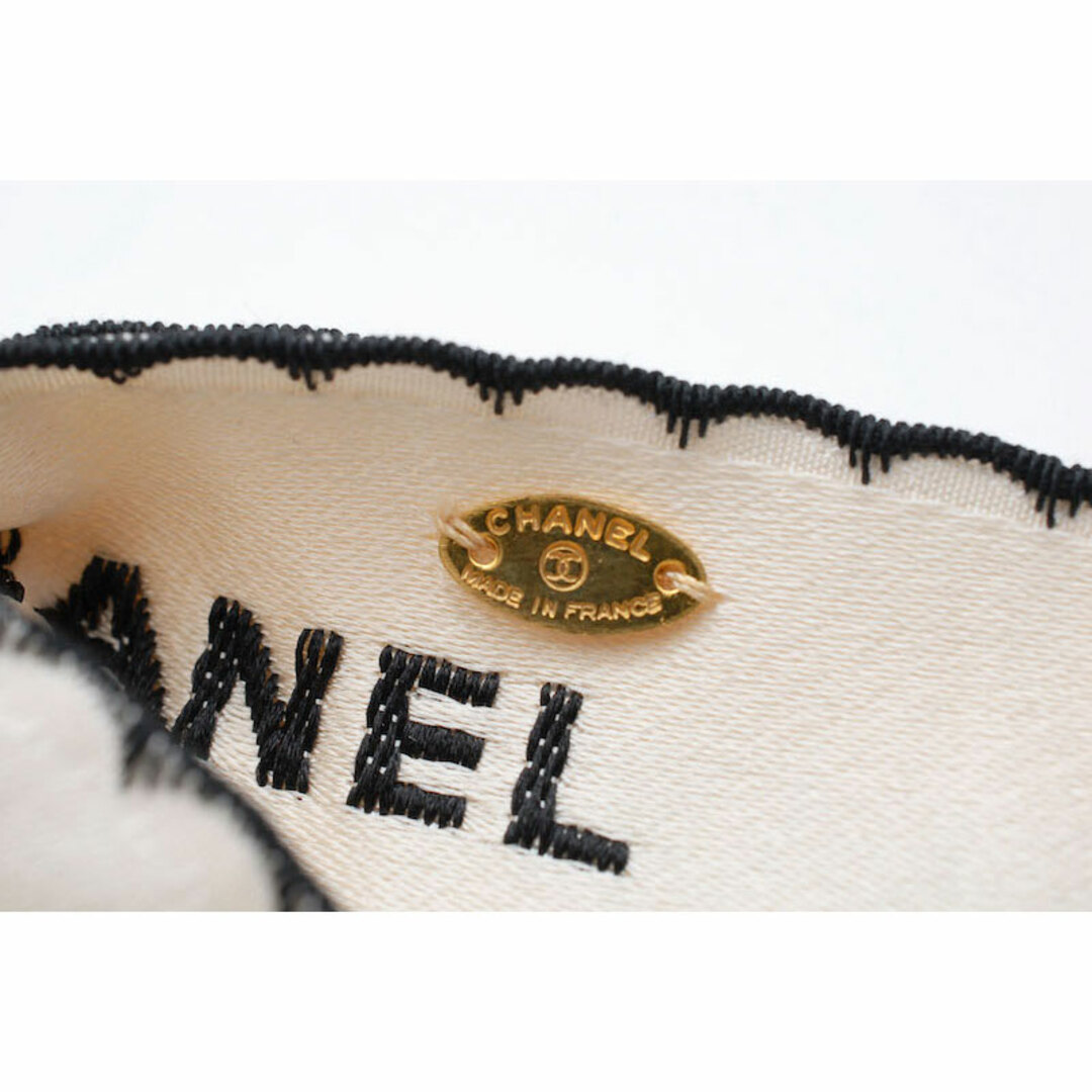 CHANEL(シャネル)のシャネル CHANEL ロゴ リボン ブローチ サテン レディースのアクセサリー(ブローチ/コサージュ)の商品写真
