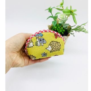 ミニポーチ☆ハリネズミときのこ（マスタード）小銭入れ　イヤフォンケース(ポーチ)