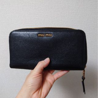 ミュウミュウ(miumiu)のmiumiu 長財布 黒だけど中カラフル(財布)