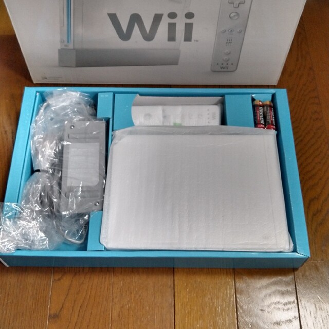 Wii本体 (シロ) (「Wiiリモコンジャケット」同梱) (RVL-S-WD) 【メーカー生産終了】 6g7v4d0