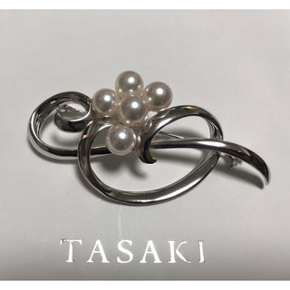 タサキ(TASAKI)のちったんさま　美品　タサキ　ブローチ　5珠　お箱付き(ブローチ/コサージュ)