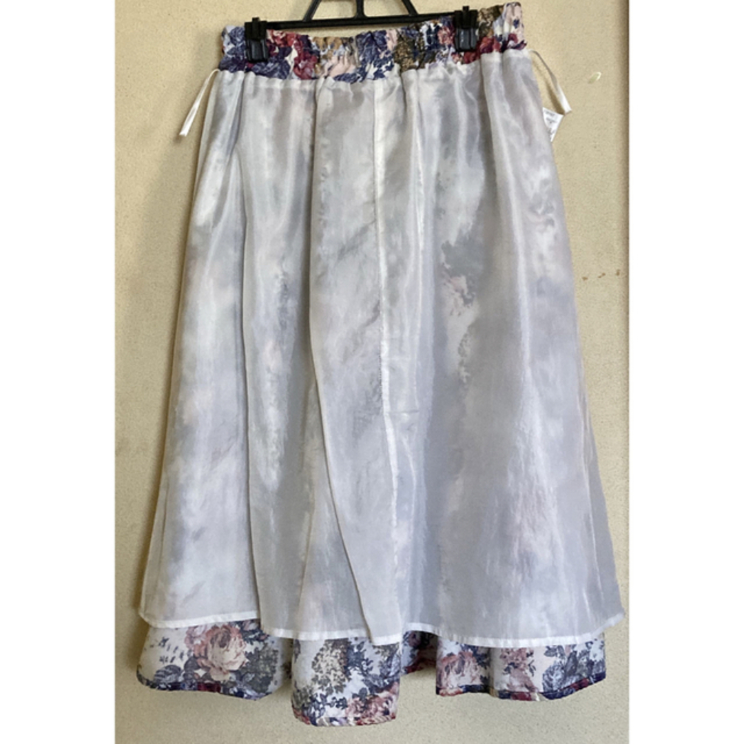大柄 花柄 スカート 白 青 レディースのスカート(ロングスカート)の商品写真