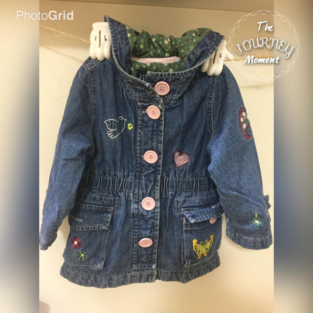 babyGAP(ベビーギャップ)のshinotanさま  GAPデニム刺繍コート90 キッズ/ベビー/マタニティのキッズ服女の子用(90cm~)(コート)の商品写真