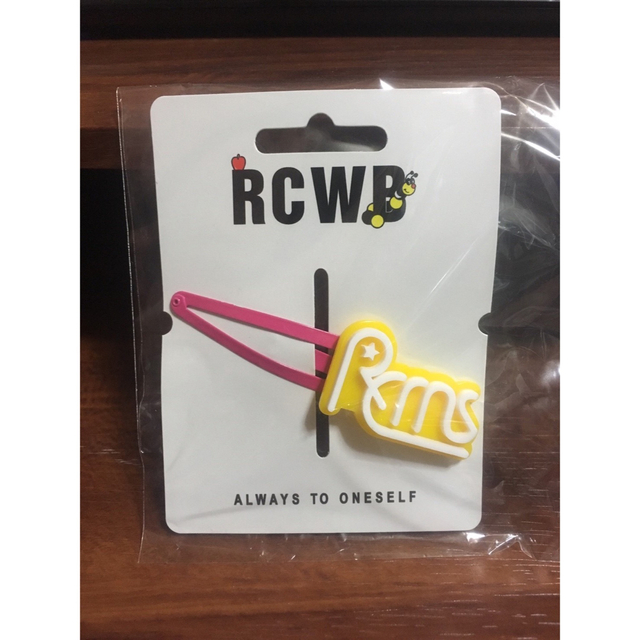 RODEO CROWNS(ロデオクラウンズ)の新品 ロデオクラウンズ RCWB ロゴ プレート ピン留め ヘアピン 黄色ピンク レディースのヘアアクセサリー(ヘアピン)の商品写真