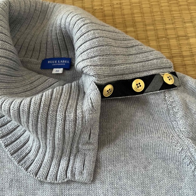 BURBERRY BLUE LABEL(バーバリーブルーレーベル)のバーバリー　ブルー　グレー　ニット　金ボタン　ノバチェック レディースのトップス(ニット/セーター)の商品写真