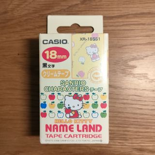 カシオ(CASIO)のネームランド　キティ　18mm 黒文字　クリームテープ(テープ/マスキングテープ)