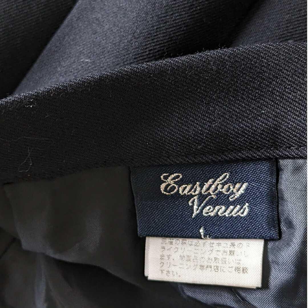 EASTBOY(イーストボーイ)のイーストボーイ　ヴィーナス　現行品　スカート　紺色 レディースのジャケット/アウター(テーラードジャケット)の商品写真