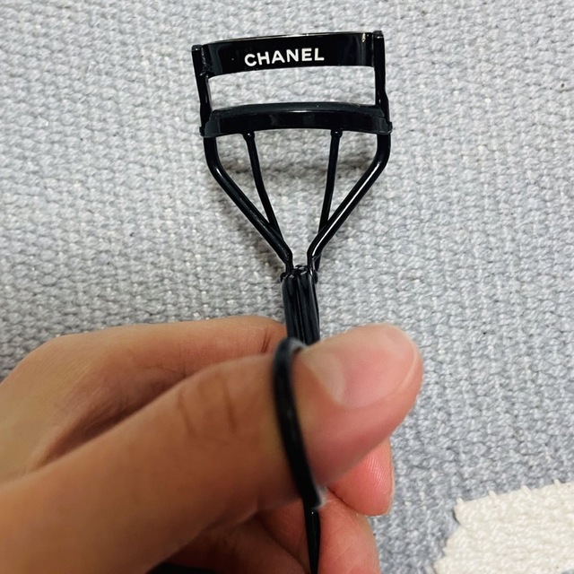 CHANEL(シャネル)の状態考慮　CHANEL ビューラー　黒 コスメ/美容のメイク道具/ケアグッズ(ビューラー・カーラー)の商品写真