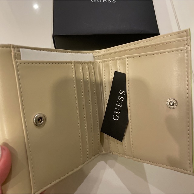 GUESS(ゲス)のみーざーさま　ゲス　GUESS 二つ折り　バイカラー　財布 黄緑×ベージュ レディースのファッション小物(財布)の商品写真