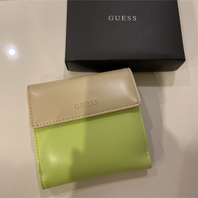 GUESS(ゲス)のみーざーさま　ゲス　GUESS 二つ折り　バイカラー　財布 黄緑×ベージュ レディースのファッション小物(財布)の商品写真