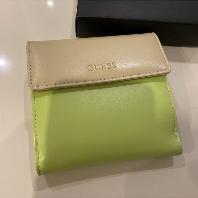 GUESS(ゲス)のみーざーさま　ゲス　GUESS 二つ折り　バイカラー　財布 黄緑×ベージュ レディースのファッション小物(財布)の商品写真