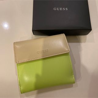 ゲス(GUESS)のみーざーさま　ゲス　GUESS 二つ折り　バイカラー　財布 黄緑×ベージュ(財布)