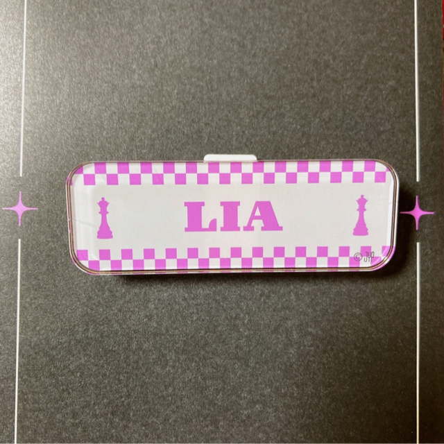 ITZY(イッチ)のITZY ランダムアクリルネームバッチ LIA リア エンタメ/ホビーのタレントグッズ(アイドルグッズ)の商品写真