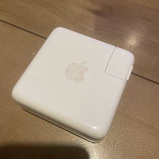 マック(Mac (Apple))のアップル　61w 純正　MacBook アダプター(バッテリー/充電器)