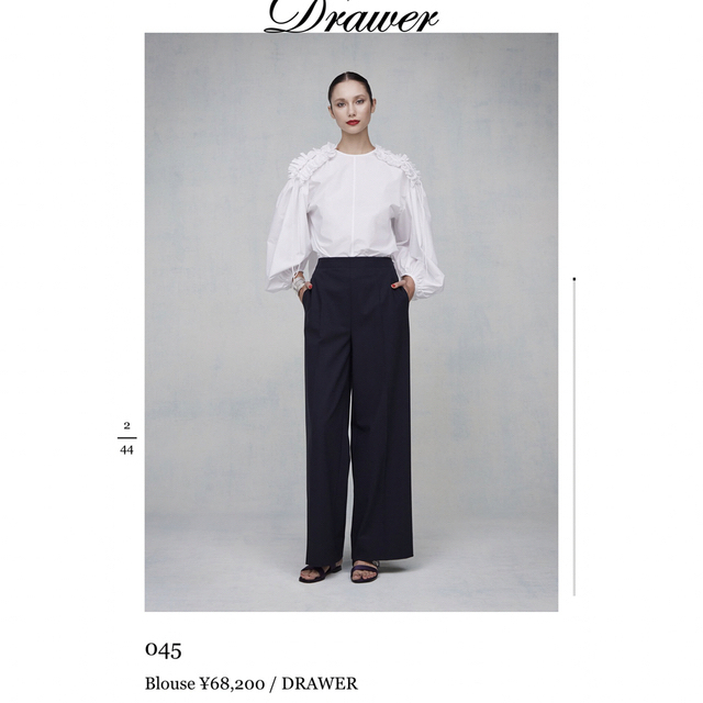 Drawer(ドゥロワー)のDrawer 23SS 完売　ショルダーフリルブラウス　ホワイト　36 レディースのトップス(シャツ/ブラウス(長袖/七分))の商品写真