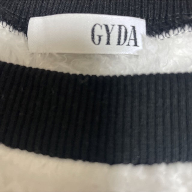 GYDA(ジェイダ)のGGバイカラー オフショルボアショートトップス レディースのトップス(トレーナー/スウェット)の商品写真