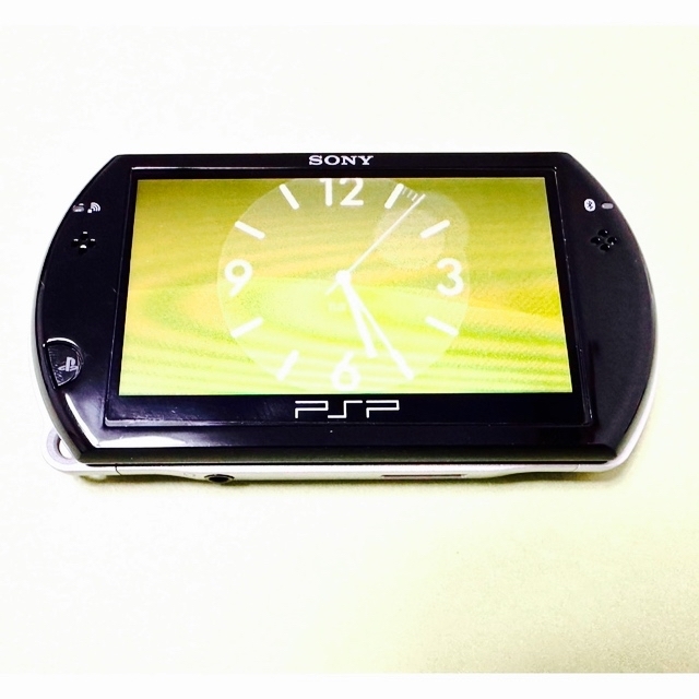 SONY(ソニー)の 【希少】PSP go ピアノブラック本体　専用ケース付き【美品】 エンタメ/ホビーのゲームソフト/ゲーム機本体(携帯用ゲーム機本体)の商品写真