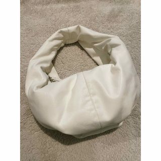 ザラ(ZARA)のZARA ハーフムーン ハンドバッグ ホワイト バッグ(ハンドバッグ)