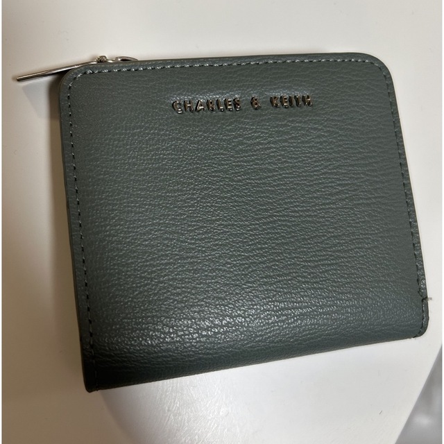 Charles and Keith(チャールズアンドキース)のCHARLES&KEITH クラシックスナップボタン スモールウォレット　財布 レディースのファッション小物(財布)の商品写真