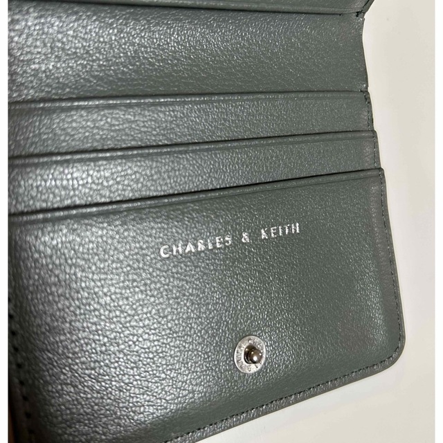 Charles and Keith(チャールズアンドキース)のCHARLES&KEITH クラシックスナップボタン スモールウォレット　財布 レディースのファッション小物(財布)の商品写真