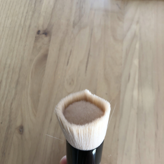 bareMinerals(ベアミネラル)の4/10までその後削除します　ベアミネラル　ビューティフルフィニッシュブラシ コスメ/美容のメイク道具/ケアグッズ(チーク/フェイスブラシ)の商品写真