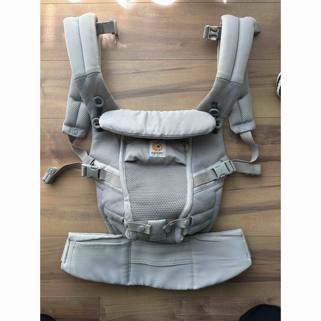 Ergobaby(エルゴベビー)の美品　エルゴ　アダプトクールエア　グレー キッズ/ベビー/マタニティの外出/移動用品(抱っこひも/おんぶひも)の商品写真