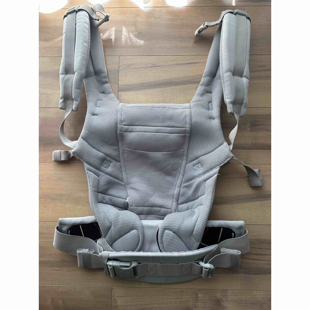 Ergobaby(エルゴベビー)の美品　エルゴ　アダプトクールエア　グレー キッズ/ベビー/マタニティの外出/移動用品(抱っこひも/おんぶひも)の商品写真