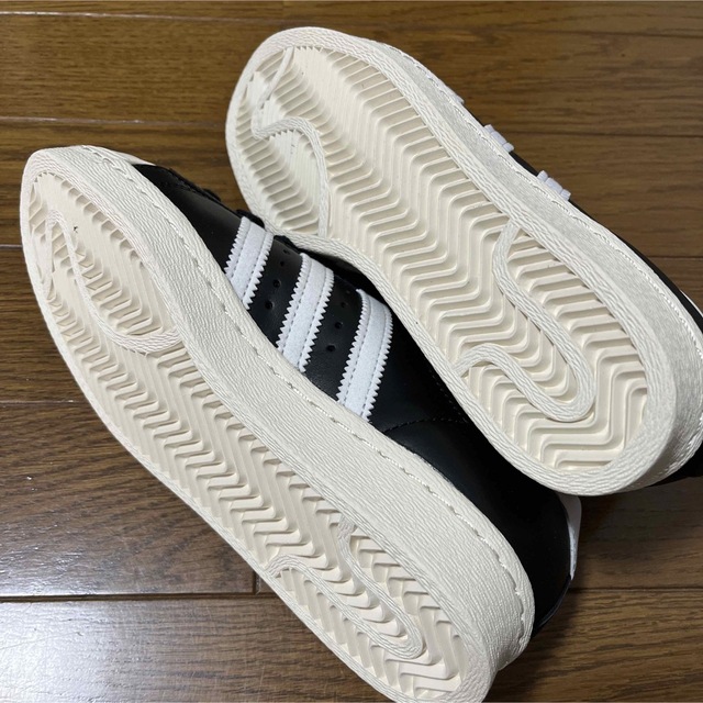 adidas(アディダス)の22cm アディダス スーパースター 黒 白 SUPERSTAR  金ベロ レディースの靴/シューズ(スニーカー)の商品写真