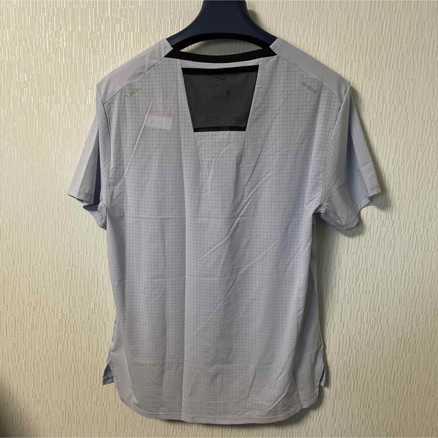 NIKE(ナイキ)のナイキトレイル　ランニング　シャツ　グレー　Lサイズ メンズのトップス(Tシャツ/カットソー(半袖/袖なし))の商品写真