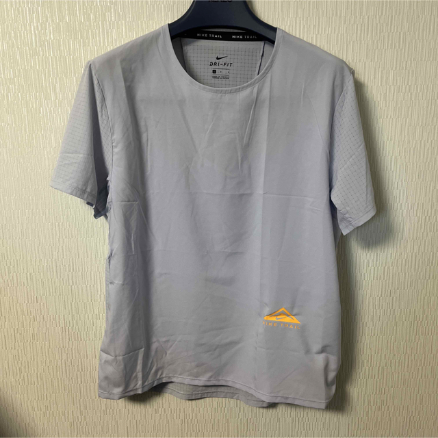 NIKE(ナイキ)のナイキトレイル　ランニング　シャツ　グレー　Lサイズ メンズのトップス(Tシャツ/カットソー(半袖/袖なし))の商品写真