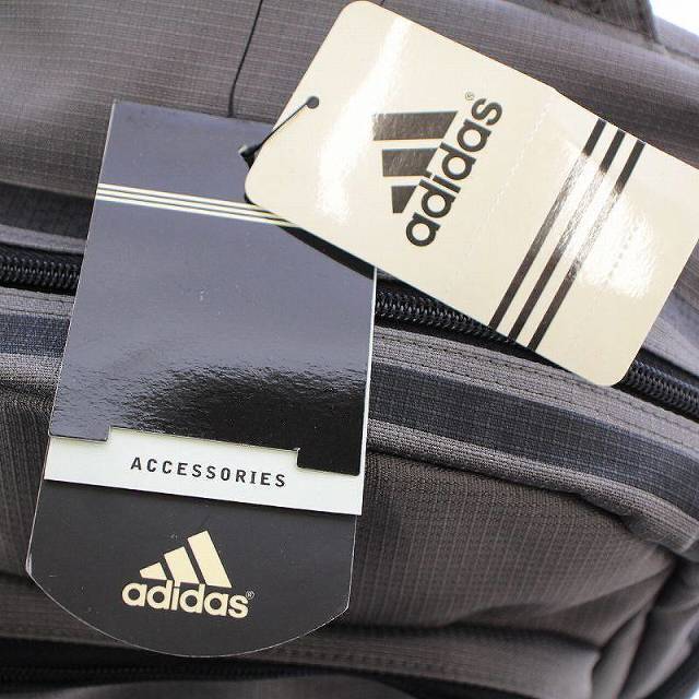 adidas(アディダス)のアディダス リュックサック デイパック ロゴ ポリエステル グレー 黒 ブラック メンズのバッグ(バッグパック/リュック)の商品写真