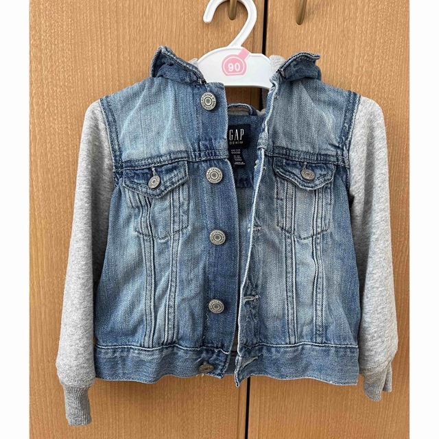 GAP(ギャップ)のGAP デニム　アウター　恐竜 キッズ/ベビー/マタニティのキッズ服男の子用(90cm~)(ジャケット/上着)の商品写真