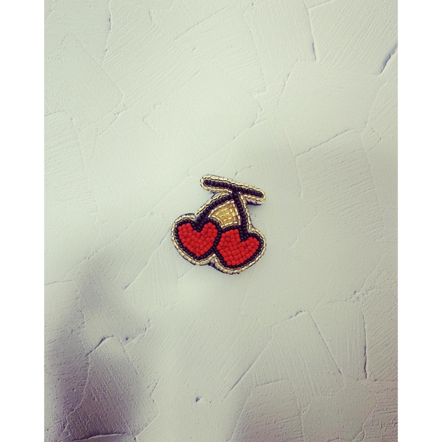 Cherry🍒ビーズ刺繍ブローチ レディースのアクセサリー(ブローチ/コサージュ)の商品写真