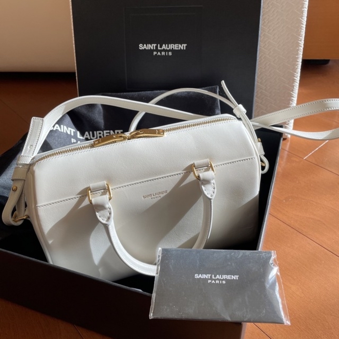 Yves Saint Laurent(イヴサンローラン)のサンローラン　白　ショルダーバック レディースのバッグ(ショルダーバッグ)の商品写真