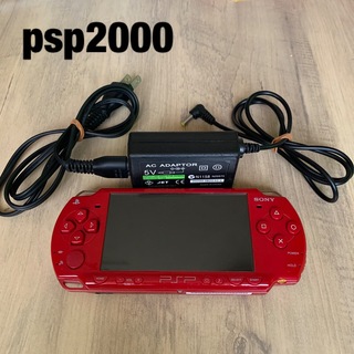 プレイステーションポータブル(PlayStation Portable)のpsp2000 ディープ・レッド 充電器付き　ジャンク(家庭用ゲーム機本体)