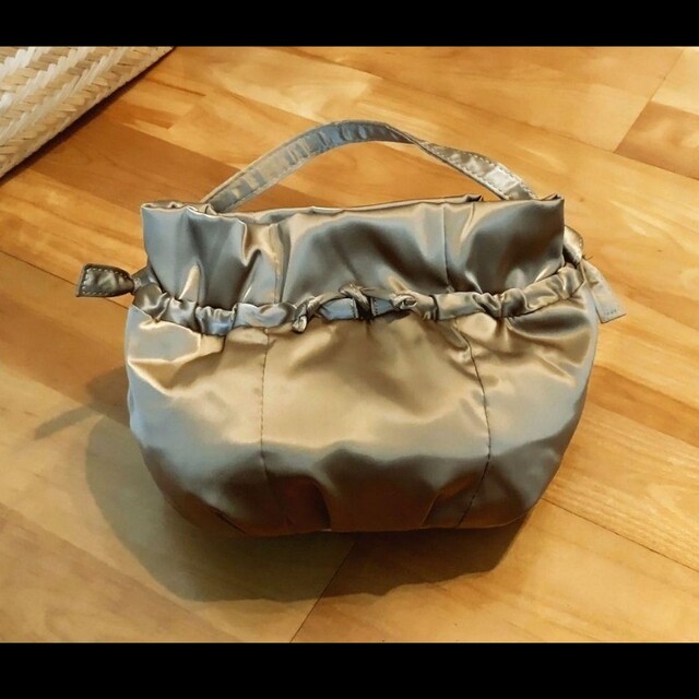 ZARA(ザラ)のZARA　サテンハンドバッグ　ショルダー付き　オケージョン レディースのバッグ(ショルダーバッグ)の商品写真