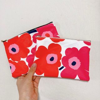 マリメッコ(marimekko)のウニッコ柄　ポーチ　撥水生地(ポーチ)