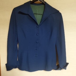 シビラ(Sybilla)のシビラ　くすみブルー　ウール　ジャケット　女性らしいデザイン　クルミボタン(テーラードジャケット)