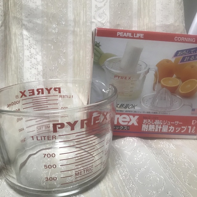 Pyrex(パイレックス)のパイレックス耐熱計量カップ1ℓ ジューサー、おろし器付き インテリア/住まい/日用品のキッチン/食器(調理道具/製菓道具)の商品写真