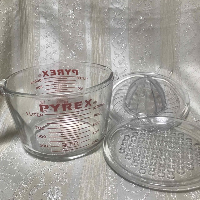 Pyrex(パイレックス)のパイレックス耐熱計量カップ1ℓ ジューサー、おろし器付き インテリア/住まい/日用品のキッチン/食器(調理道具/製菓道具)の商品写真