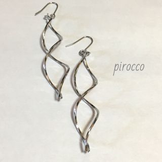 シルバーカラー　ツイストロングピアス(ピアス)