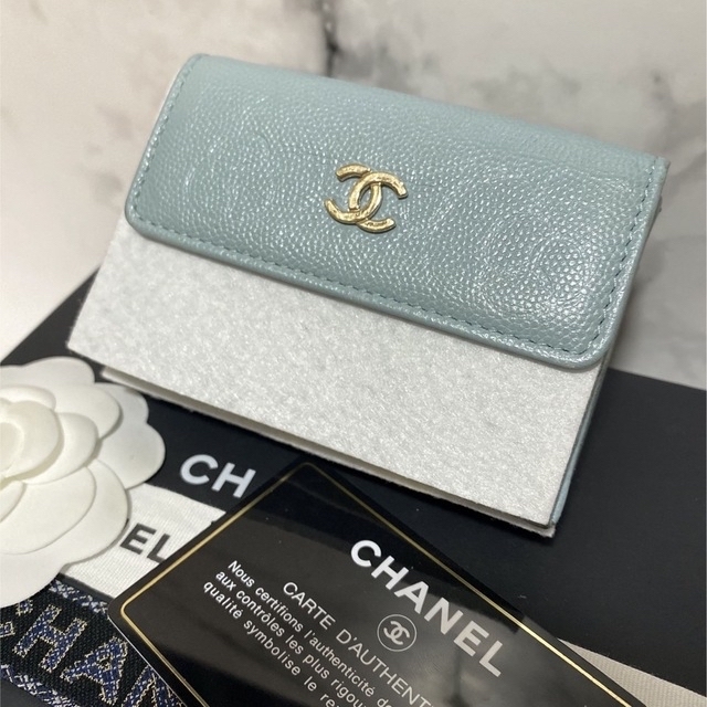 財布【美品☆付属品完備】CHANEL 財布 ミニウォレットエンボスカメリア/ブルー