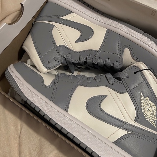 Jordan Brand（NIKE）(ジョーダン)のNike WMNS AirJordan 1 Mid Grey/Sail 24cm レディースの靴/シューズ(スニーカー)の商品写真